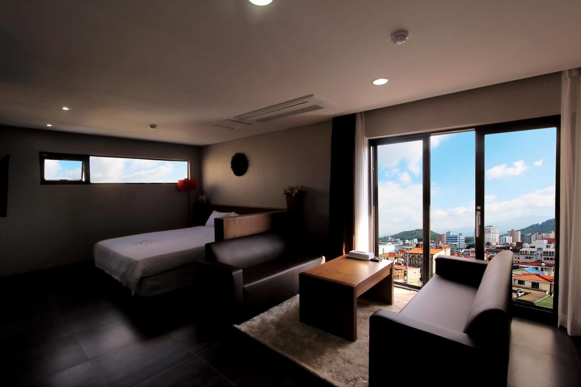 Reve Business Hotel Jeju Exterior foto